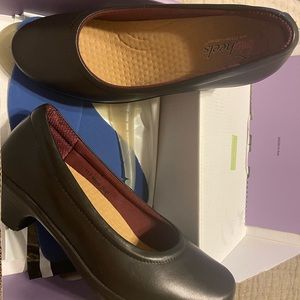 Comfort meets style.  Great shoe for people on their feet all day.